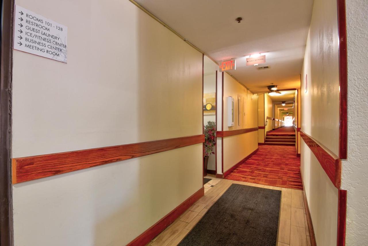 Ramada By Wyndham Oklahoma City Airport North Екстер'єр фото